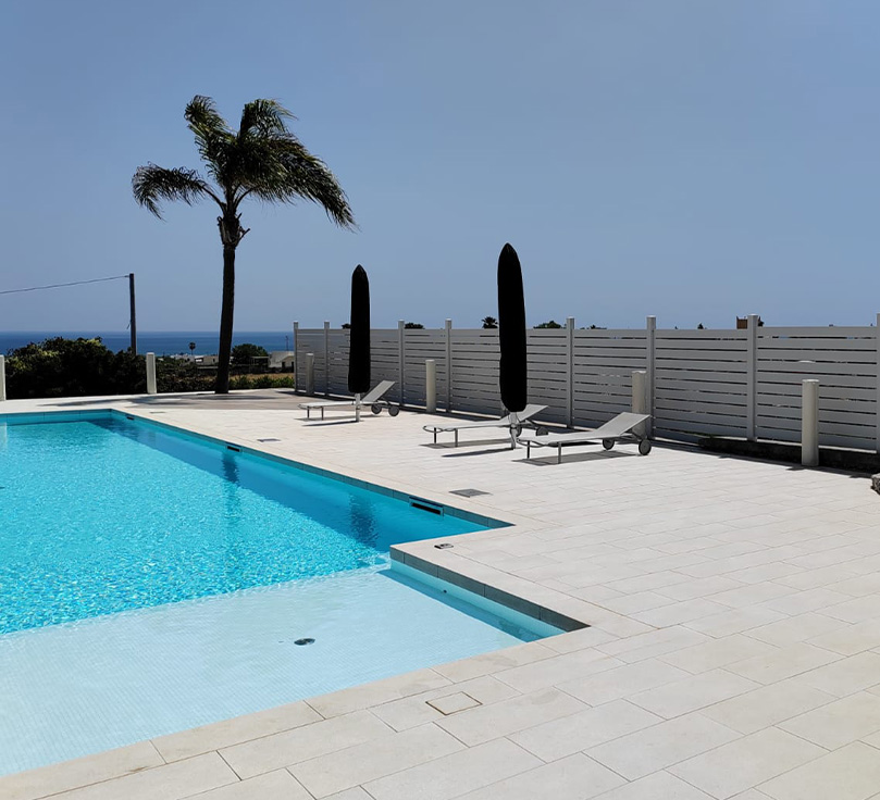 piscina con pavimento in wpc bamboo
